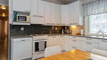 KĂžleskab, mikrobĂžlgeovn, opvaskemaskine, kĂžkkentĂžj/tallerkener/redskaber