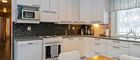 Fridge, microwave, dishwasher, cookware/dishes/utensils