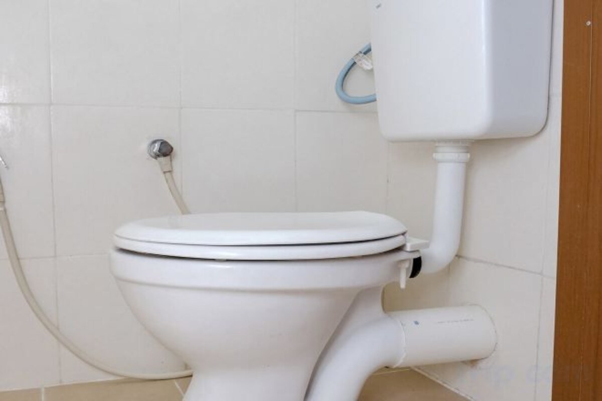 Shower, free toiletries, bidet, towels