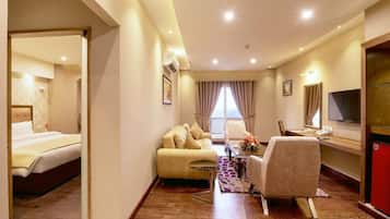 Deluxe Suite | Minibar, desk, laptop workspace, soundproofing
