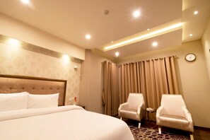 Minibar, desk, laptop workspace, soundproofing - Hotel One Garden Town Lahore (Lahore)
