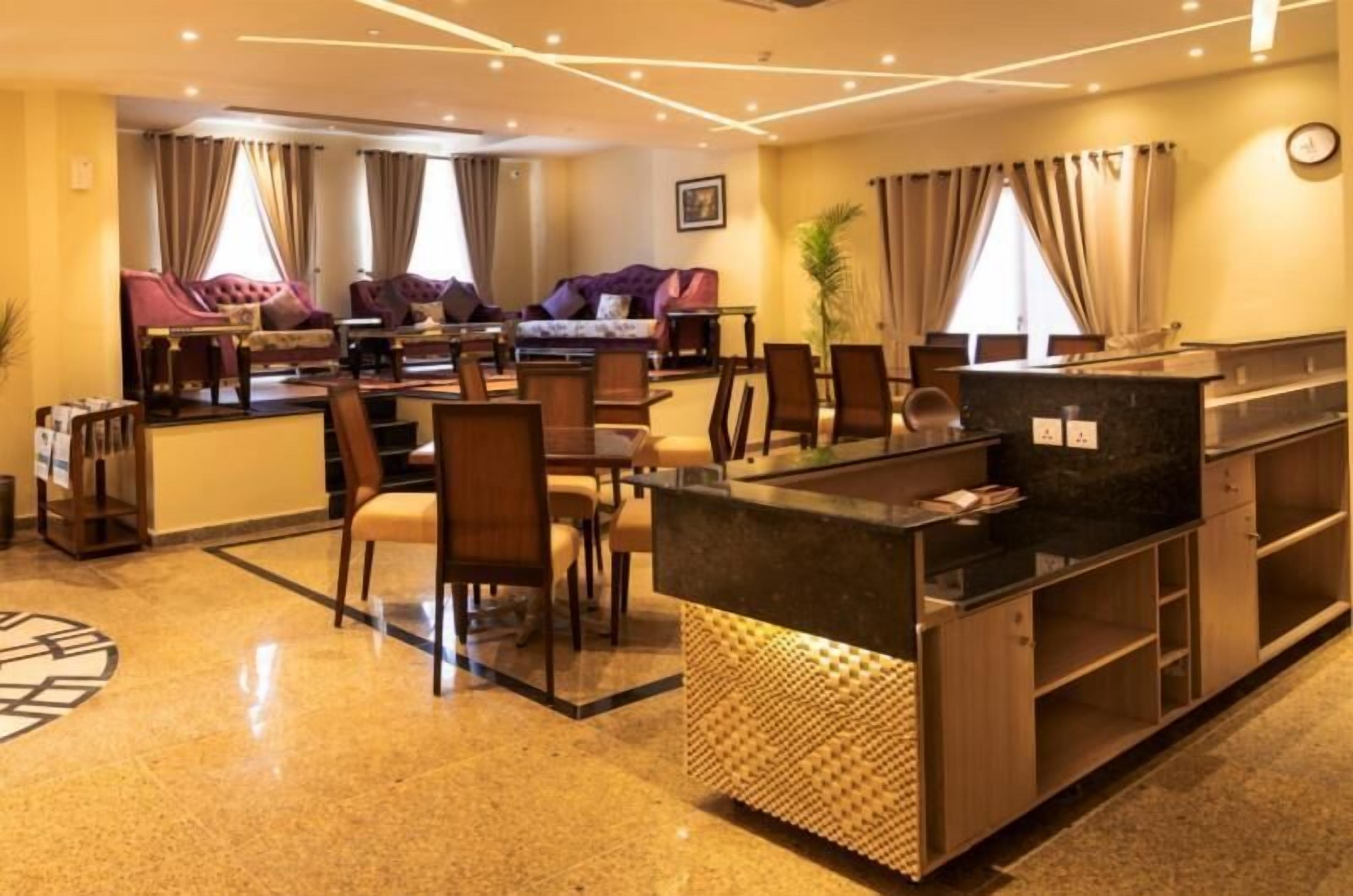 بوفيه فطور مجانًا يوميًا