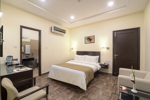 Premium bedding, minibar, in-room safe, desk - Hotel One Sahiwal (Sahiwal)