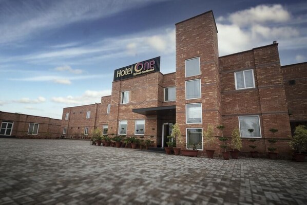 Front of property - Hotel One Sahiwal (Sahiwal)