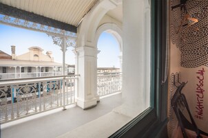 Escritorio, tabla de planchar con plancha, wifi gratis y ropa de cama 