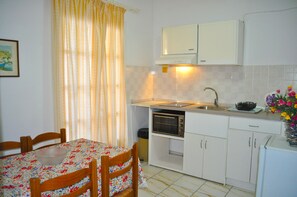 Fridge, oven, stovetop, coffee/tea maker