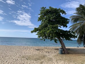 Beach nearby, sun loungers, beach towels