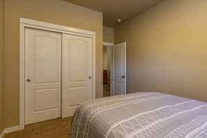 3 habitaciones, escritorio, tabla de planchar con plancha y wifi gratis 