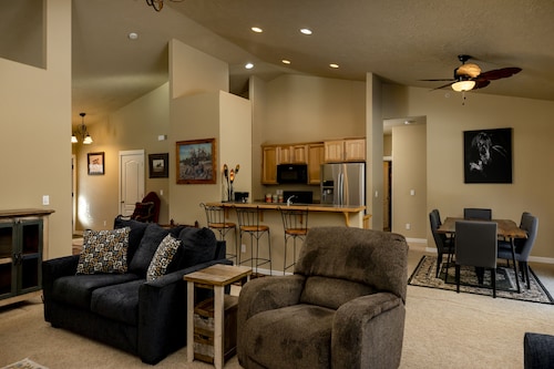 Spacious Western Home on 2 acres in the Pines close to Crater Lake