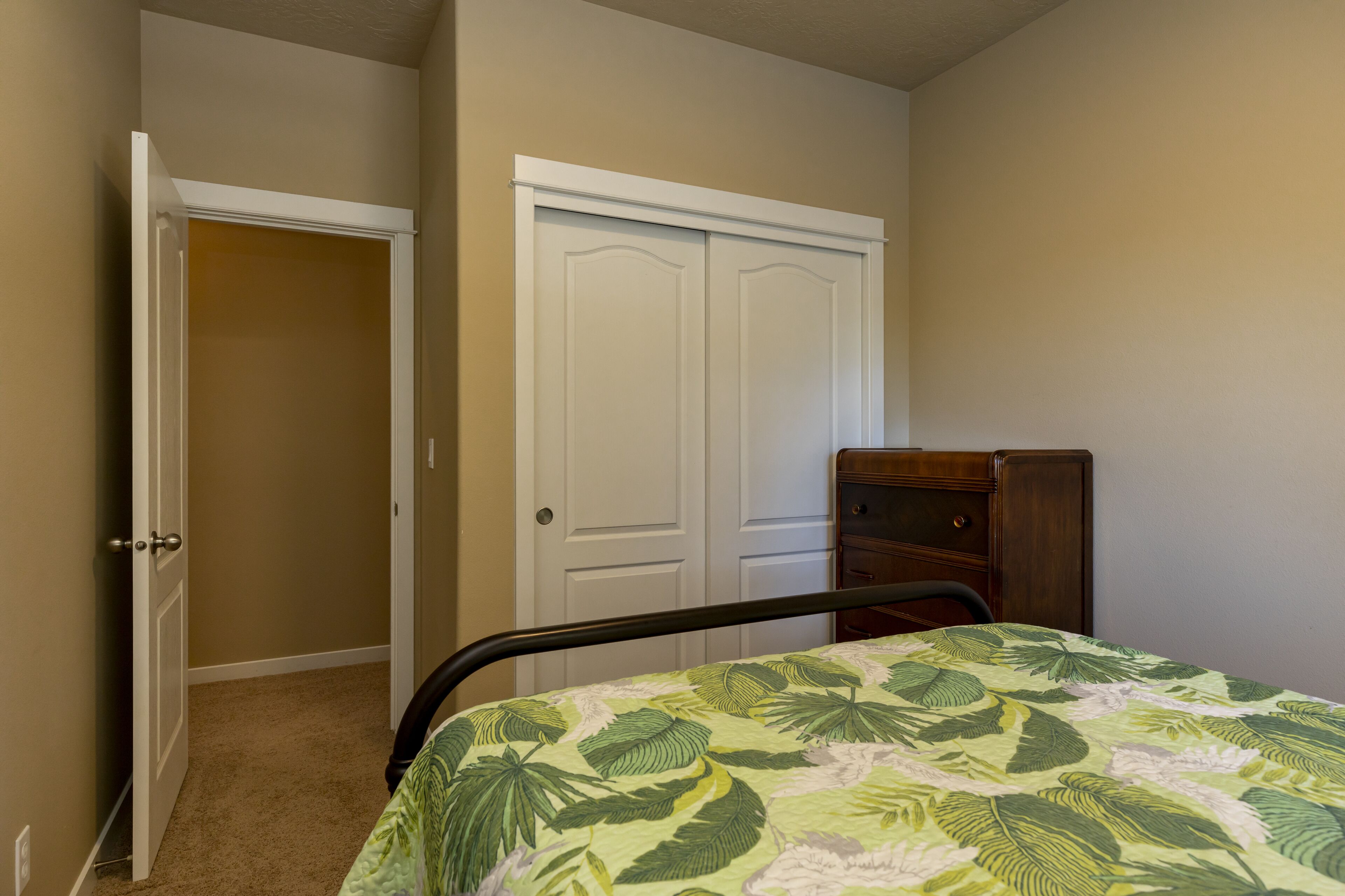 3 bedrooms, desk, iron/ironing board, free WiFi