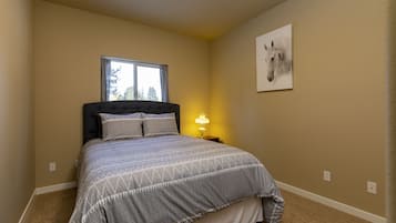 3 bedrooms, desk, iron/ironing board, free WiFi