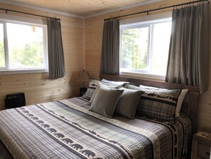3 bedrooms, free WiFi, bed sheets - Secluded lakefront Cabin (Lone Butte)