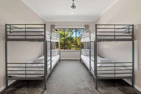 4 habitaciones, tabla de planchar con plancha, wifi y ropa de cama 