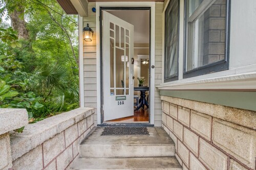 Newly Remodeled Bathrooms, Walk to Historic District & Shops, Close to Beach, Free Driveway Parking