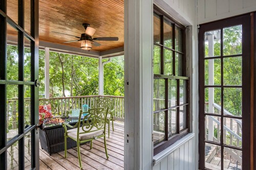 Newly Remodeled Bathrooms, Walk to Historic District & Shops, Close to Beach, Free Driveway Parking