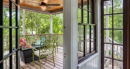 Newly Remodeled Bathrooms, Walk to Historic District & Shops, Close to Beach, Free Driveway Parking