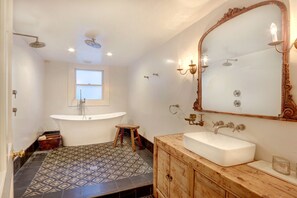 Badewanne, Haartrockner, Handtücher