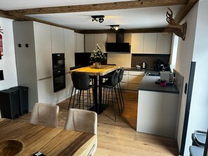 Kjøleskap, mikrobølgeovn, ovn og oppvaskmaskin