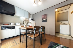 Casa, para não fumantes (Private Vacation Home) | Cozinha americana privada | Geladeira, micro-ondas, cooktop