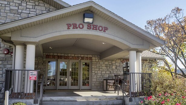 Un bâtiment sur lequel on peut lire l’inscription « PRO SHOP » au-dessus de l’entrée.