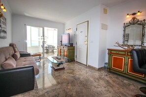 Fernseher, DVD-Player, Stereoanlage