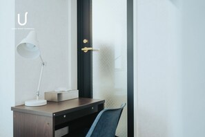 Desk, free WiFi, bed sheets - unito SHIODOME (Tokyo)