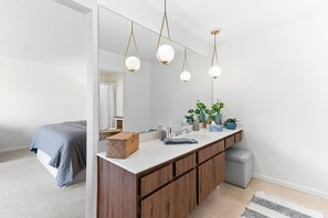 3 habitaciones, tabla de planchar con plancha, cuna de viaje y wifi 