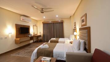 أغطية فراش متميزة وميني بار ومساحة عمل للكمبيوتر المحمول وستائر تعتيم