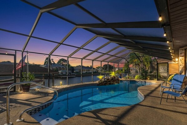 A heated pool - Blue Haven Large Waterfront Pool Home | Boat Dock | Canal | Water Views | Pool Bar | WIFI | Fishing (Palm Coast)