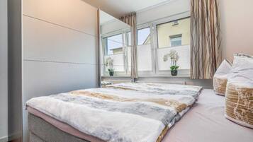 2 slaapkamers, een strijkplank/strijkijzer, reisbedje, wifi