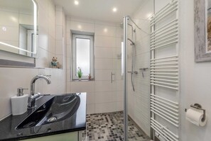 Douche, sèche-cheveux, serviettes fournies, savon
