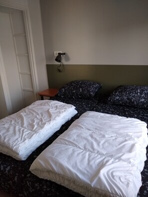 3 chambres, bureau, fer et planche à repasser, lit de bébé portatif