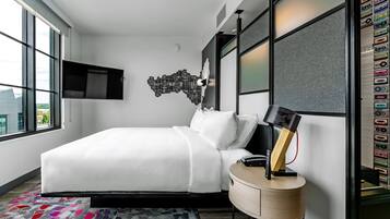 Värdeförvaringsskåp på rummet, skrivbord och mörkläggningsgardiner