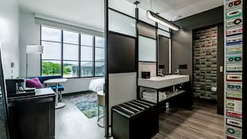 aloft, Zimmer, 1 King-Bett | Badezimmer | Dusche, Regendusche, kostenlose Toilettenartikel, Haartrockner
