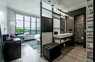 aloft, Room, 1 King Bed | Bathroom | Shower, rainfall showerhead, free toiletries, hair dryer