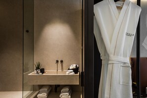 Shower, rainfall showerhead, designer toiletries, hair dryer - Canale Hotel & Suites (Kefalonia)