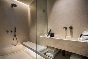 Douche, douche à « effet pluie », articles de toilette de luxe