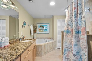 Combined shower/tub, hair dryer, towels