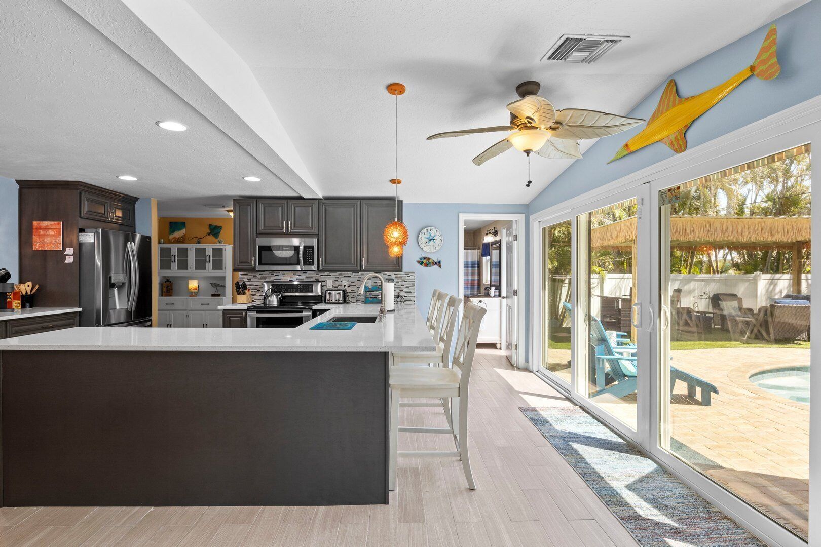 Réfrigérateur, micro-ondes, four, plaque de cuisson