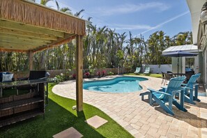 A heated pool, sun loungers - Island Getaway: Tropical Oasis Backyard, Pool, Dog Friendly, 1.5 blocks to Beach by Anna Maria Life (Holmes Beach)
