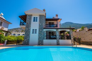 A two-story house with a swimming pool in front. - Infinity Flora Villa (Fethiye)