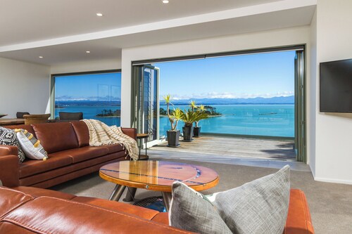 'Harbour Views - Two' - Nelson Waterfront Apartment