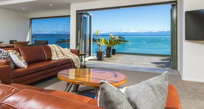 'Harbour Views - Two' - Nelson Waterfront Apartment