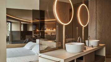 2 bedrooms, in-room safe, iron/ironing board, free WiFi