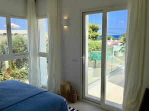 2 bedrooms, in-room safe, desk, iron/ironing board