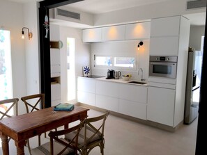 Een koelkast, een microgolfoven, een oven, een vaatwasser