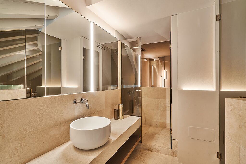 Bathtub, hair dryer, bidet, towels