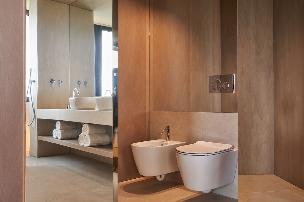 Baignoire, sèche-cheveux, bidet, serviettes fournies