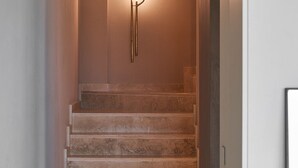 Eine Treppe mit einer modernen Leuchte darüber.
