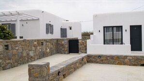 Un bâtiment blanc aux murs en pierre et au toit plat.